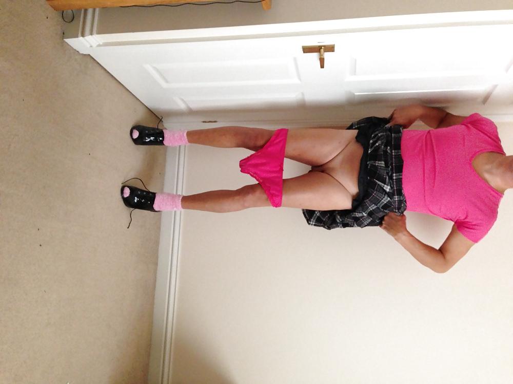 17P Hübsch in rosa Rock und High Heels