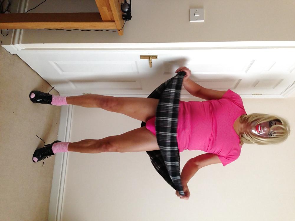 17P Hübsch in rosa Rock und High Heels