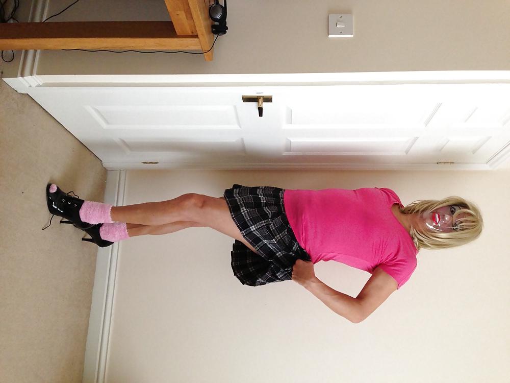 17P Hübsch in rosa Rock und High Heels