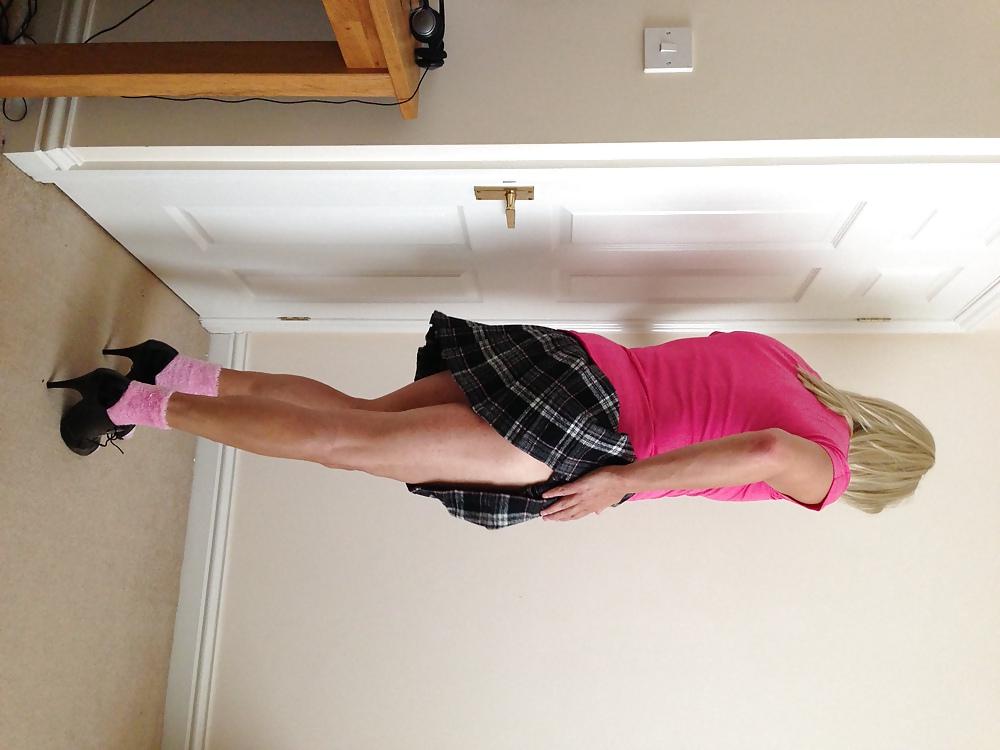 17P Hübsch in rosa Rock und High Heels