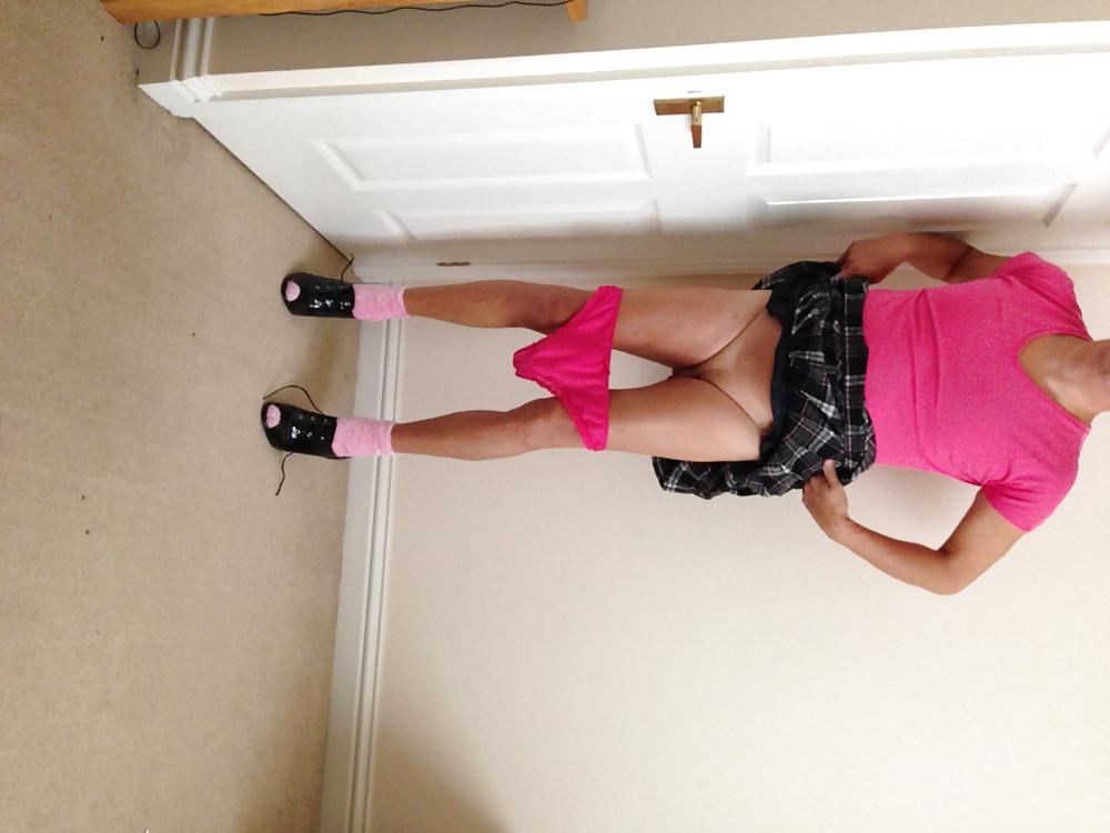 17P Hübsch in rosa Rock und High Heels