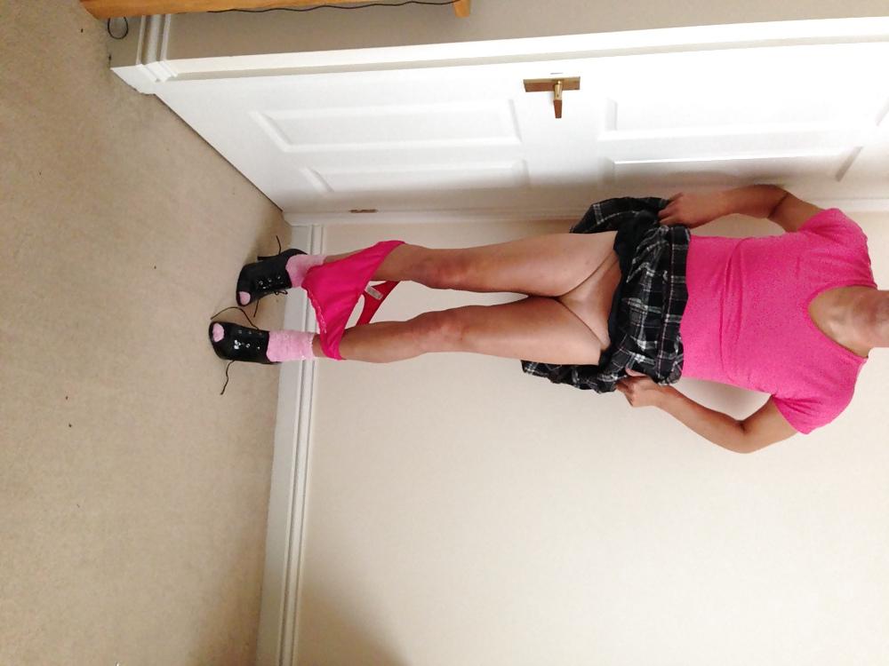 17P Hübsch in rosa Rock und High Heels