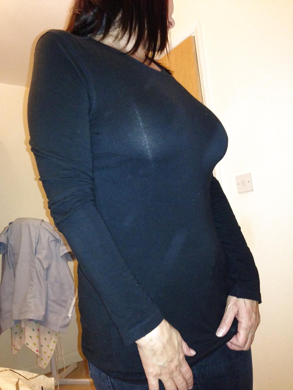 6P Gf goin out bra-less shopping 