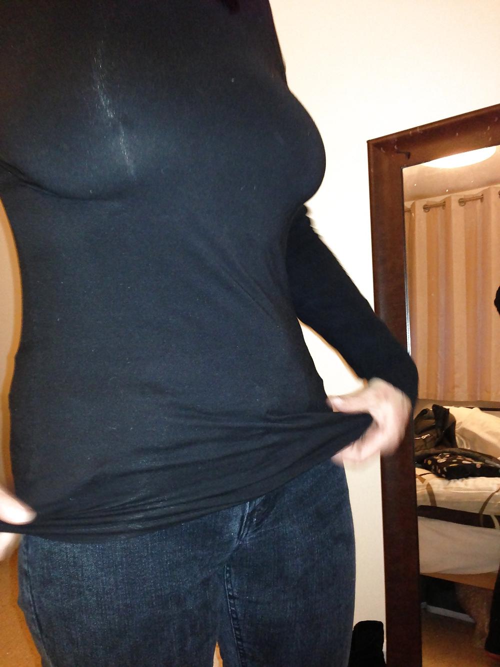 6P Gf goin out bra-less shopping 