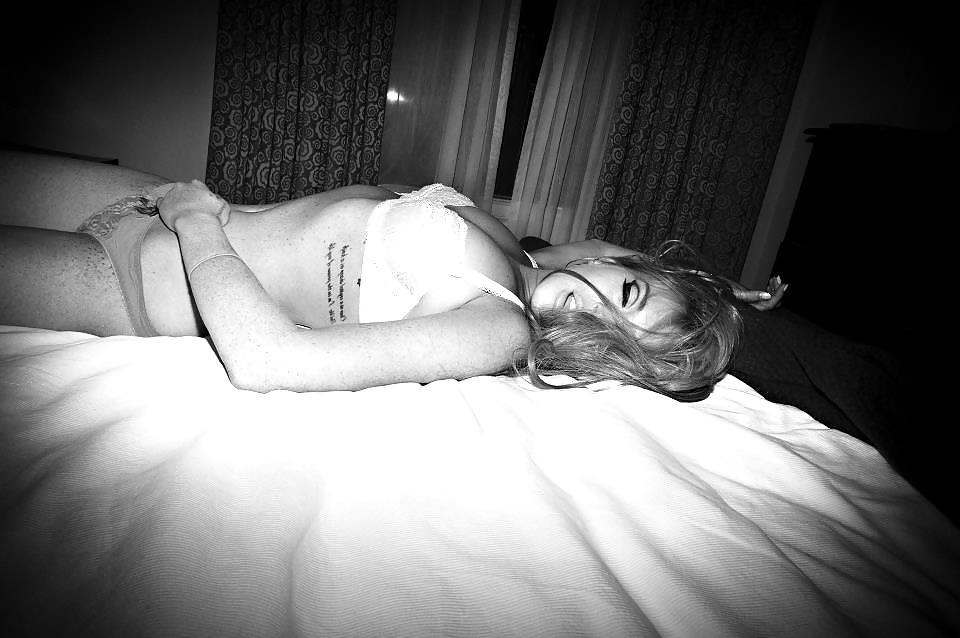 22P Lindsay Lohan ... Sexy im Hotelzimmer