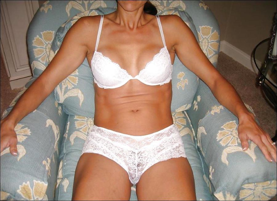 18P Sexy Milf Posing Nude On The Floor