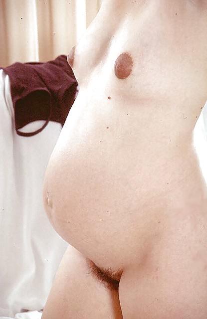 23P Naked pregnant blonde showing off