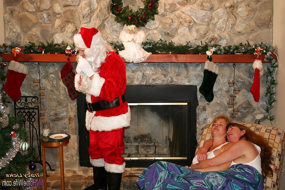 25P TRACY LICKS & GIRLFRIEND.....Dee, sind Santa's HOs!!