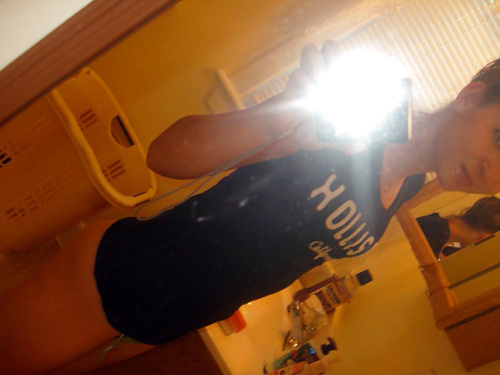 22P Amiga en su cuarto Friend in her room