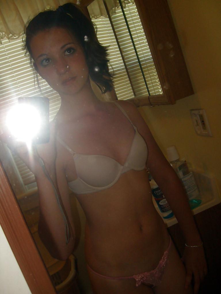 22P Amiga en su cuarto Friend in her room