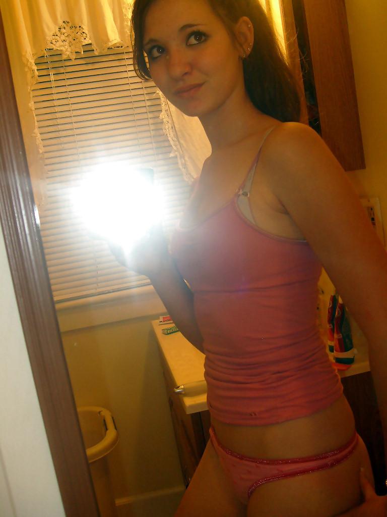 22P Amiga en su cuarto Friend in her room