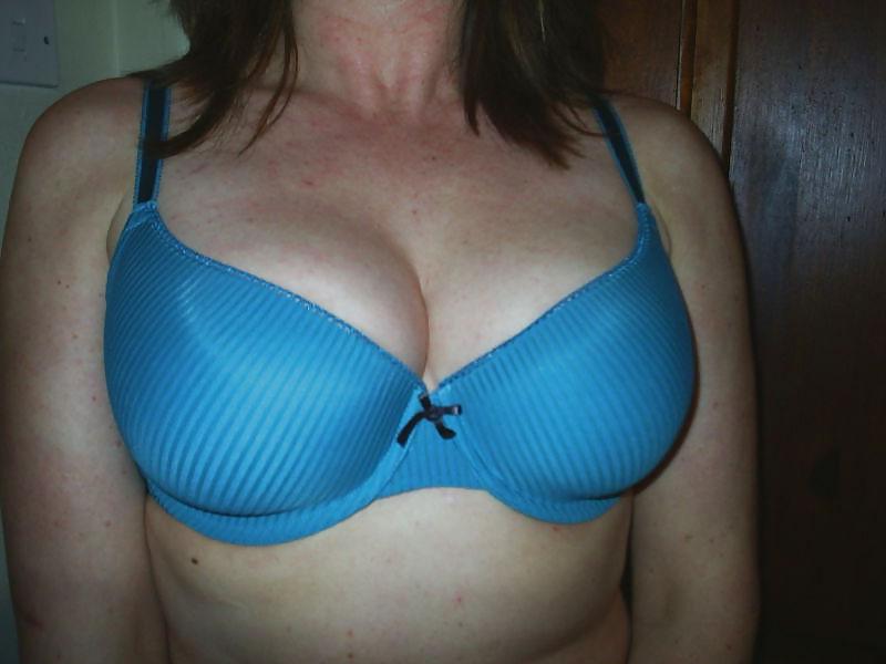 24P Woman their sell bra on the net 