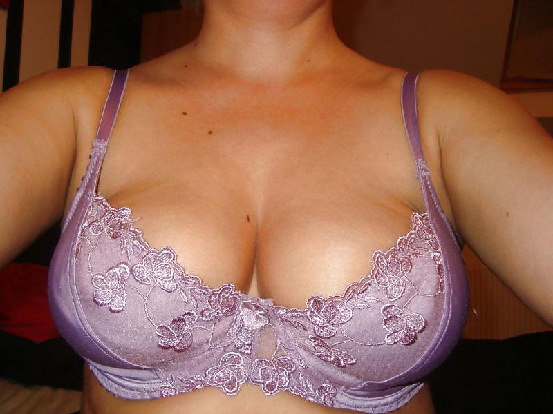 24P Woman their sell bra on the net 