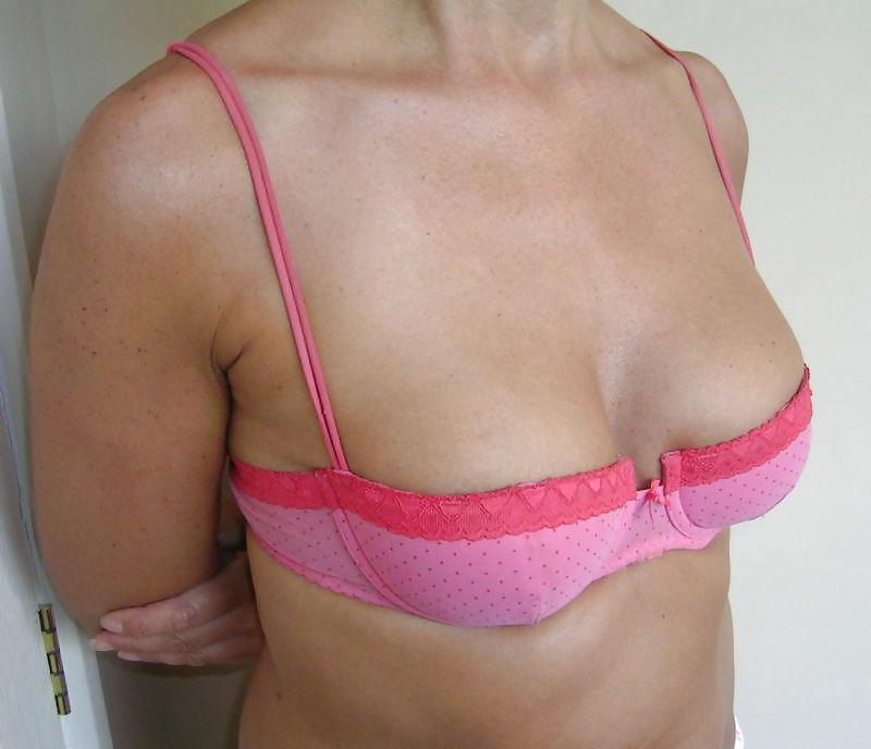 24P Woman their sell bra on the net 