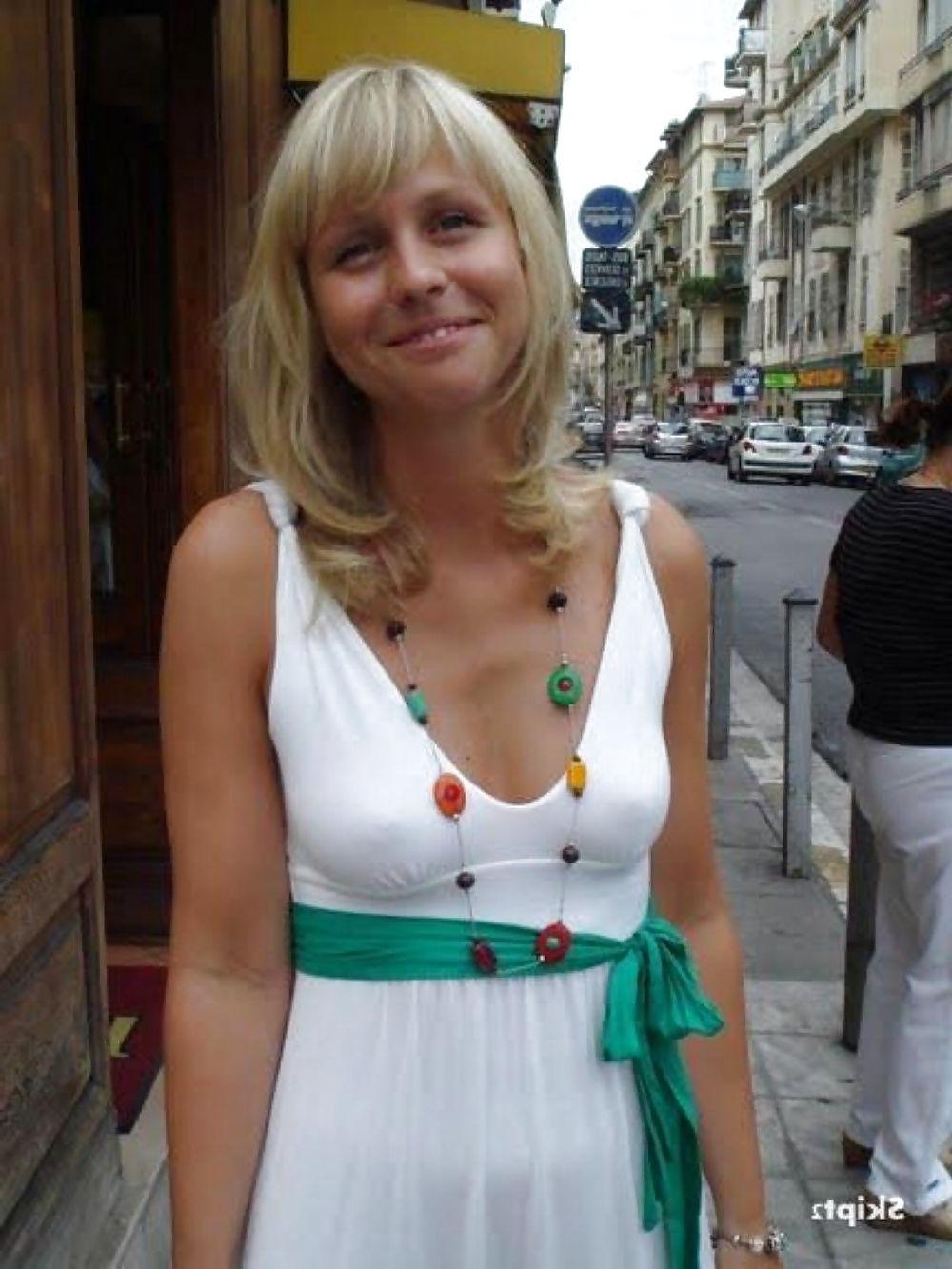 25P No bra and pokies