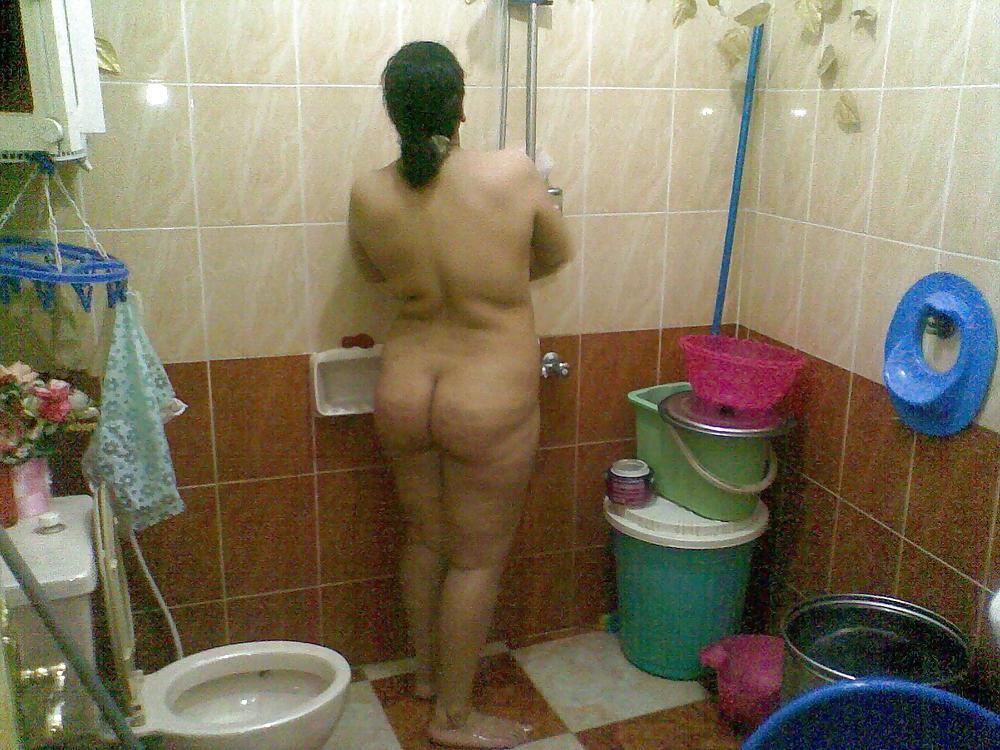 6P Sahar take a bath