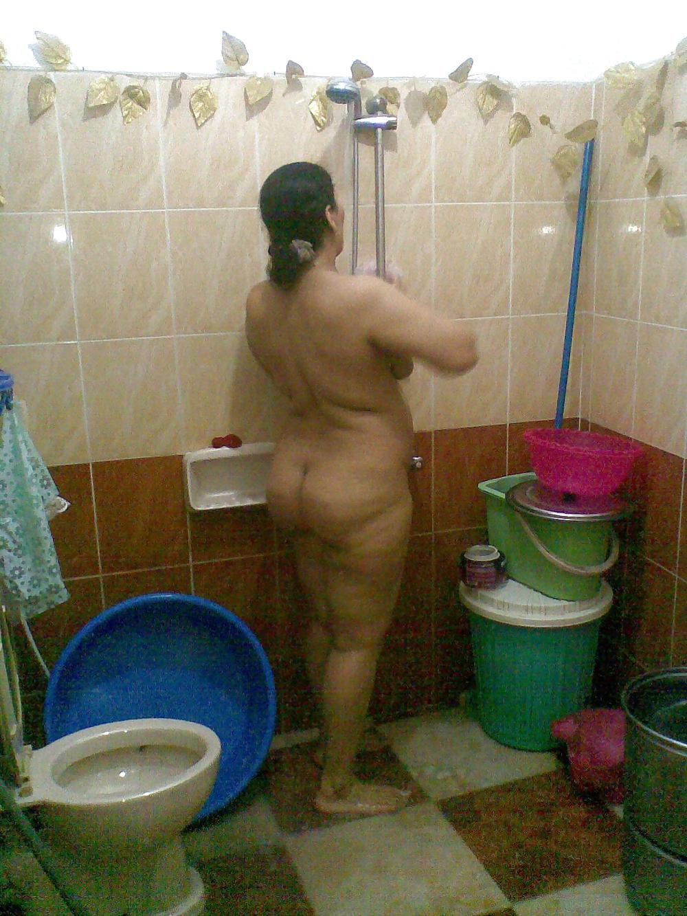 6P Sahar take a bath