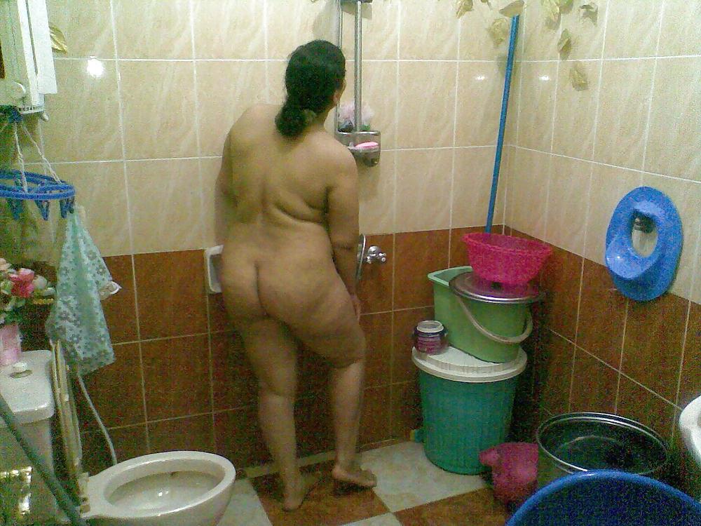 6P Sahar take a bath