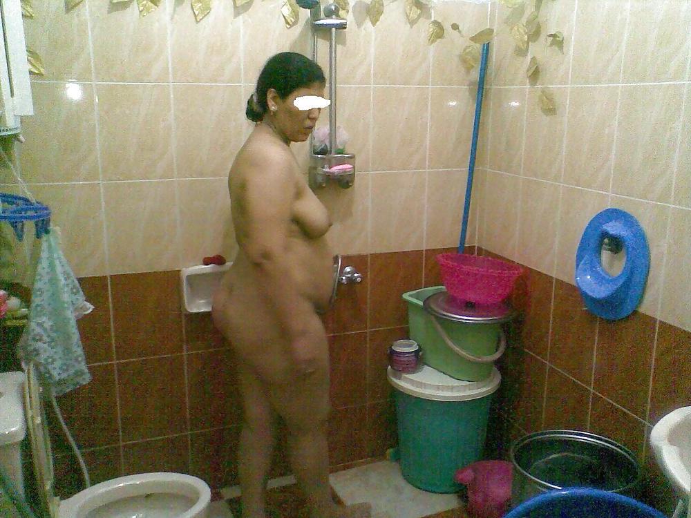 6P Sahar take a bath
