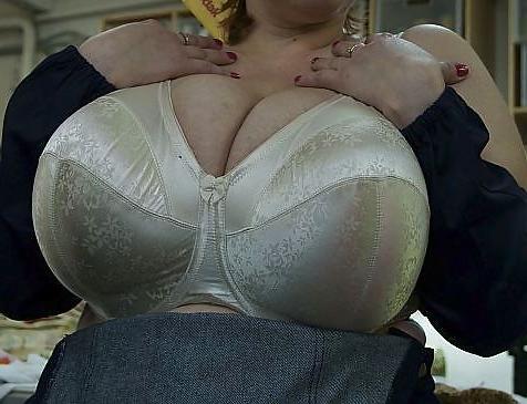 21P Chunky tits in bra 6