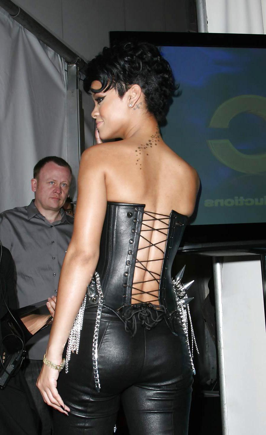 11P RIHANNA - AMA press room 2008 SO FUCKABLE