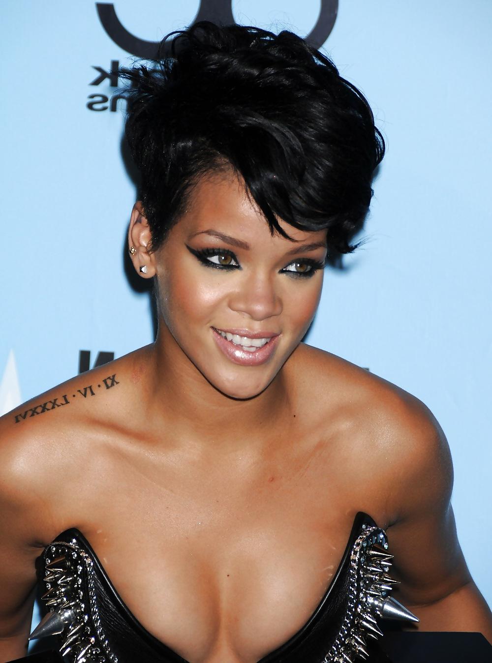 11P RIHANNA - AMA press room 2008 SO FUCKABLE