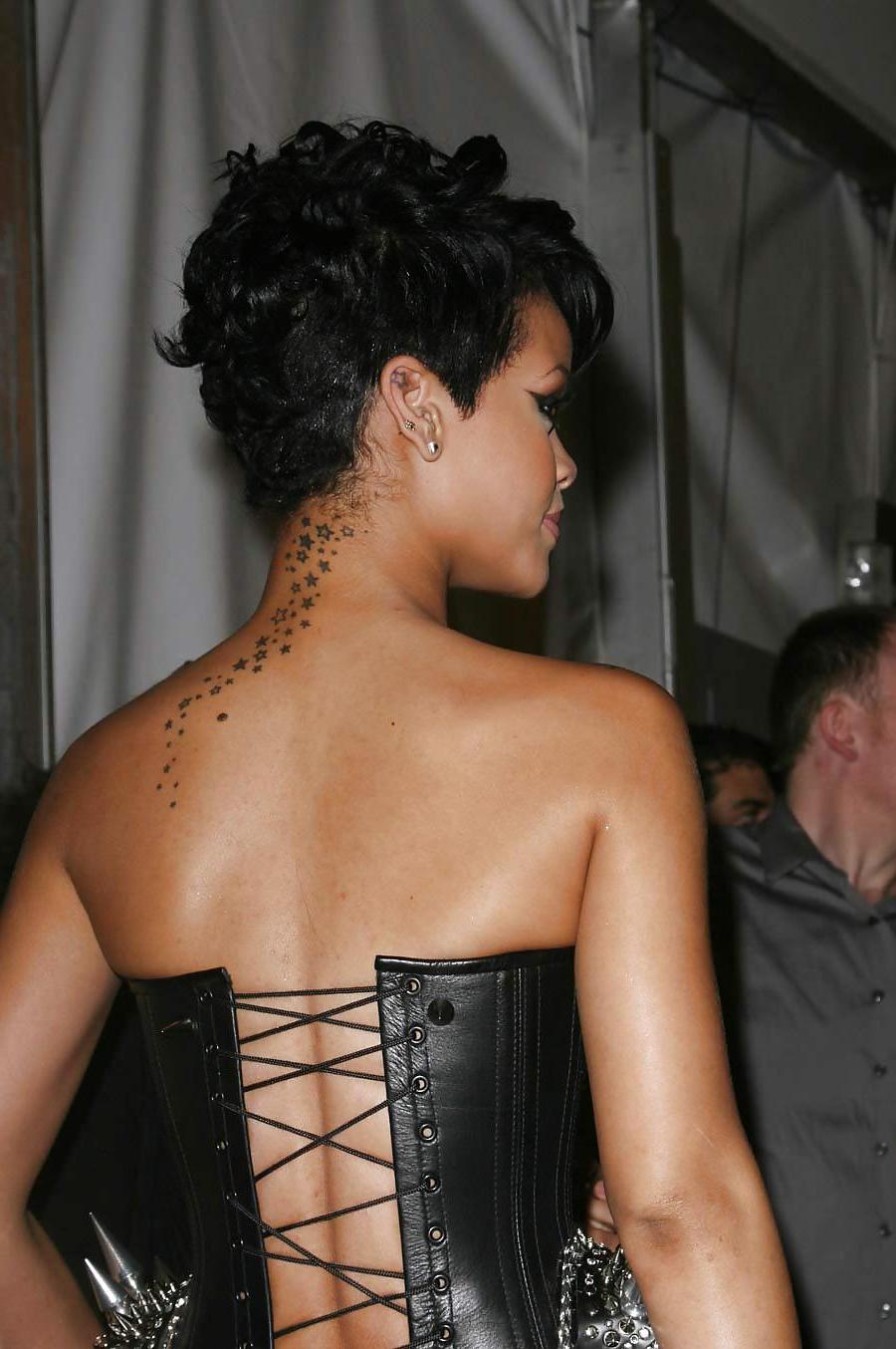 11P RIHANNA - AMA press room 2008 SO FUCKABLE