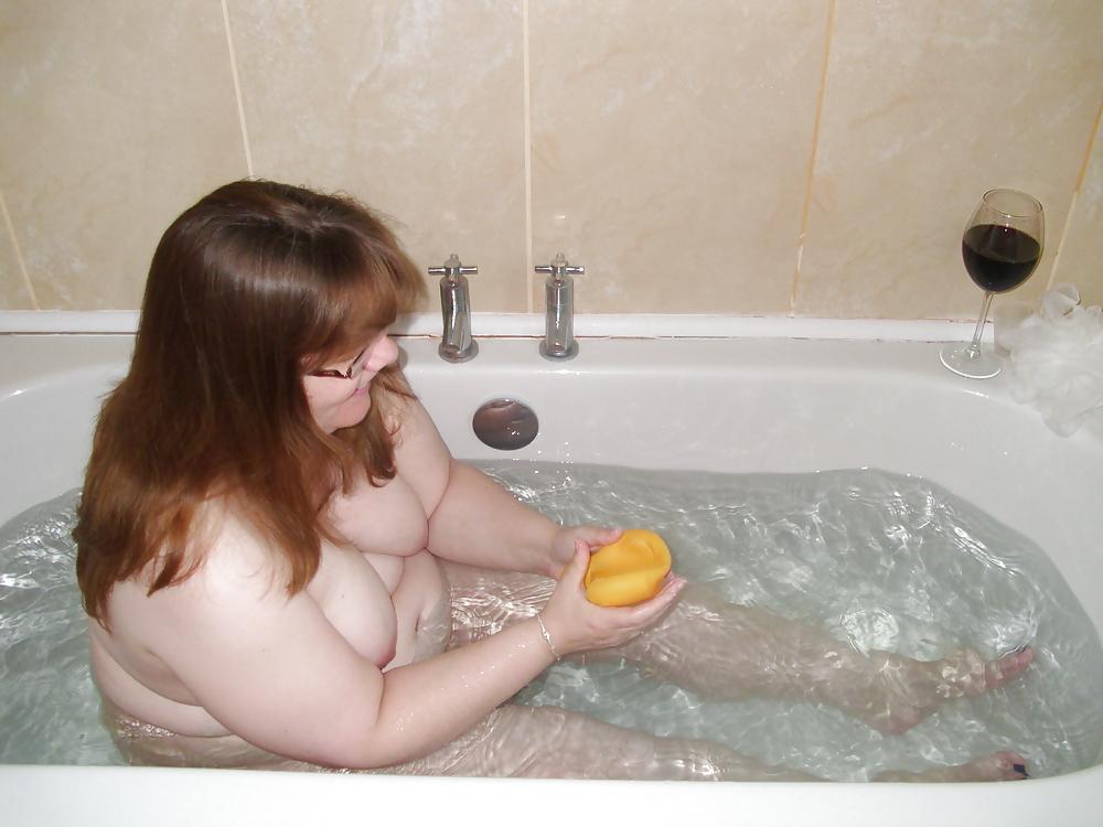 11P Dirty Slut Maggie in the Bath