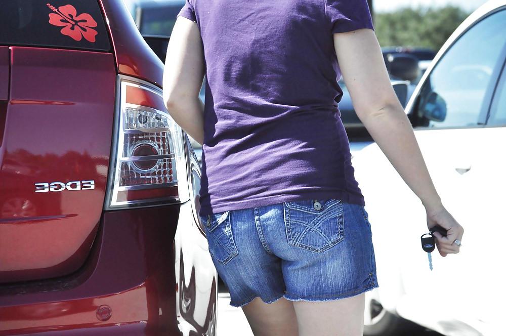 5P Just a MILF Ass in Shorts