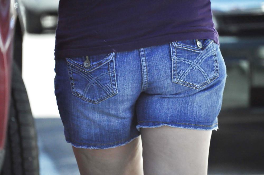 5P Just a MILF Ass in Shorts