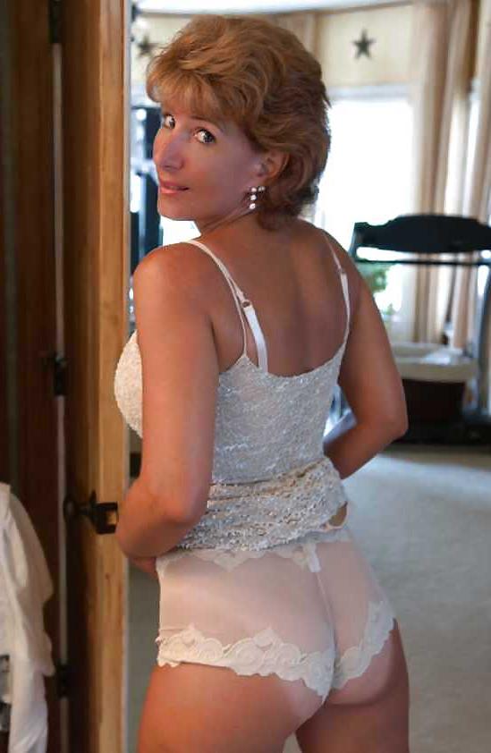 25P Hot MILF Posing 3