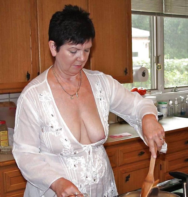 24P She forgot her bra 34.