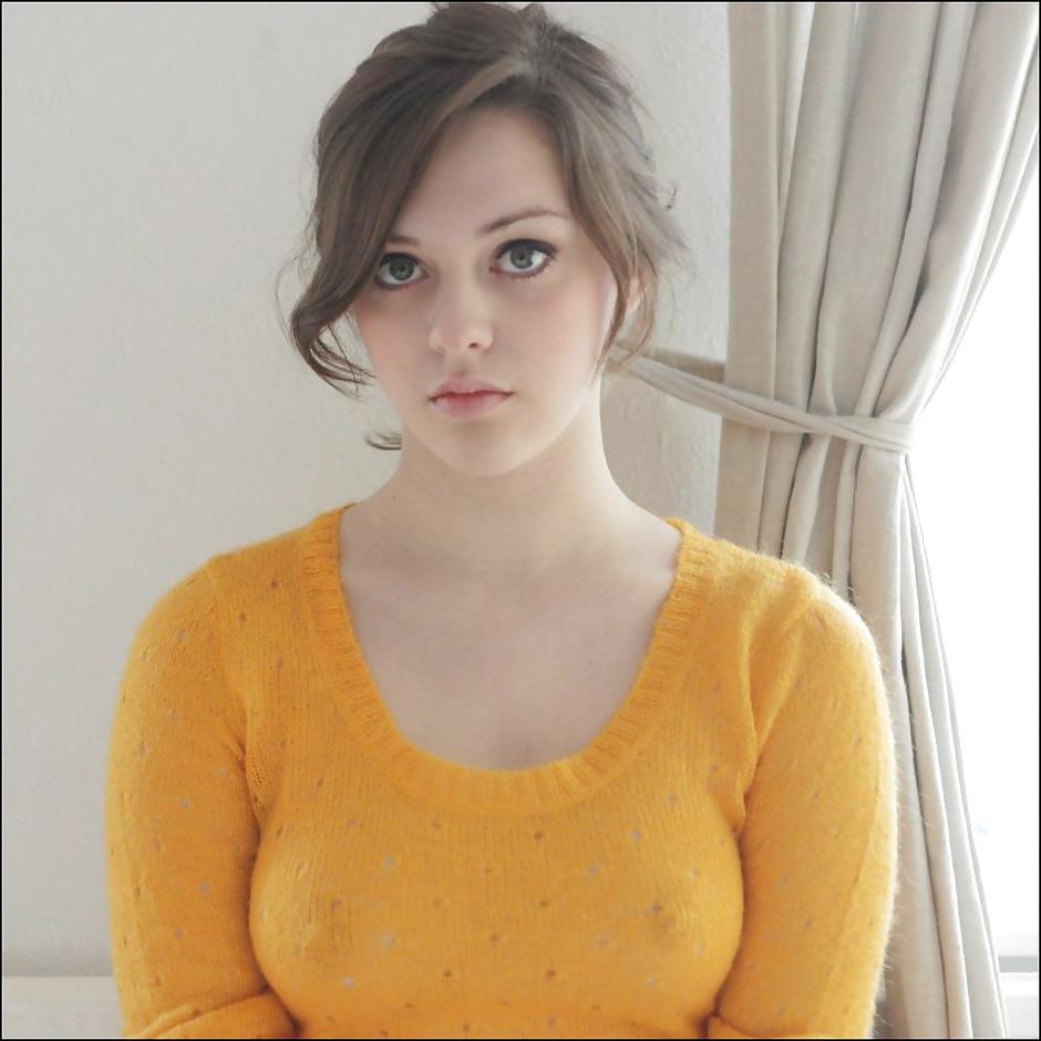 24P She forgot her bra 34.