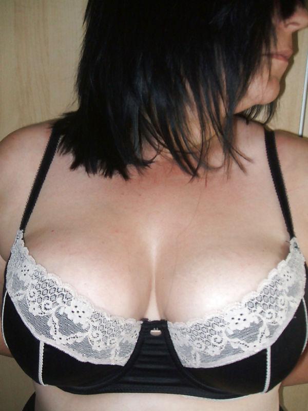 22P Woman their sell bra on the net 
