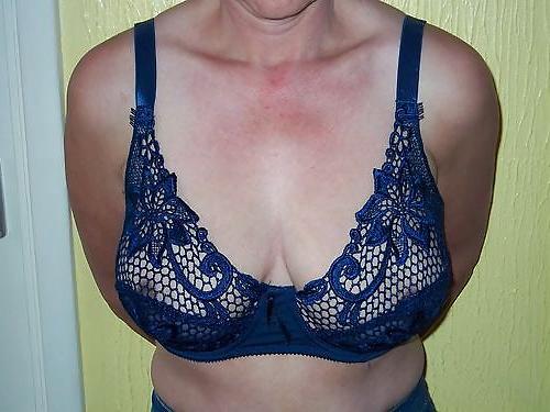22P Woman their sell bra on the net 