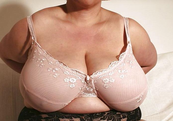 20P Chunky tits in bra 18
