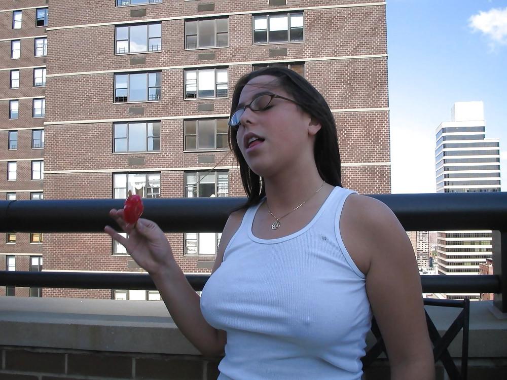 24P Women forgot her bra 1.