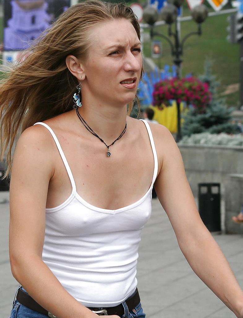 24P Women forgot her bra 1.