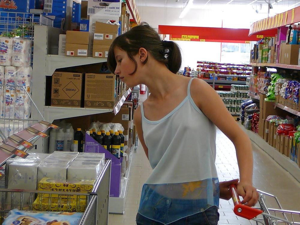 24P Women forgot her bra 1.