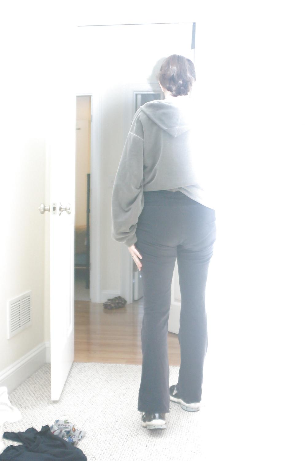 25P Hairy House MILF in Sweats Submits for JO Session