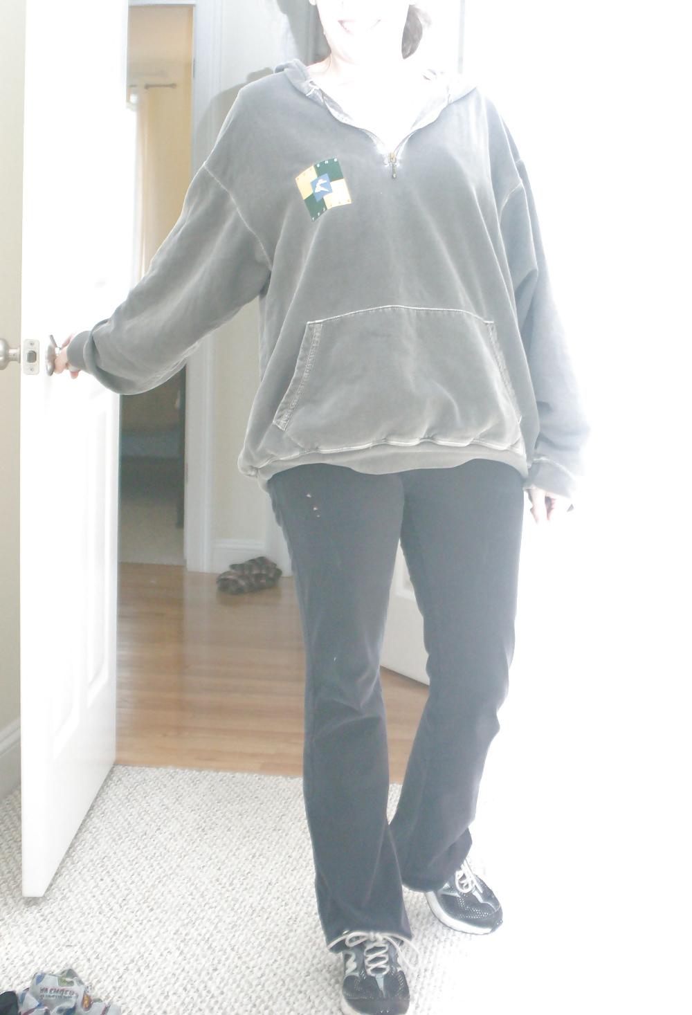 25P Hairy House MILF in Sweats Submits for JO Session