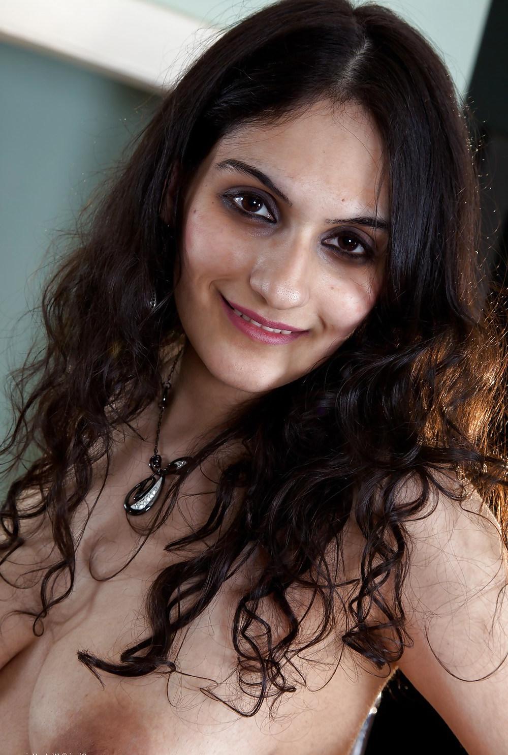 14P Riani Shows Her Hairy Cunt - Jotha Hele