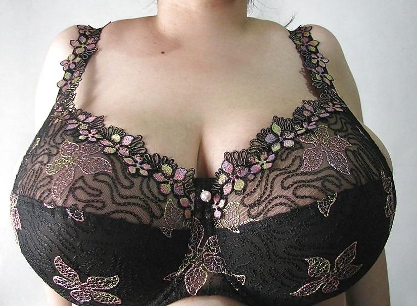 22P Chunky tits in bra 27