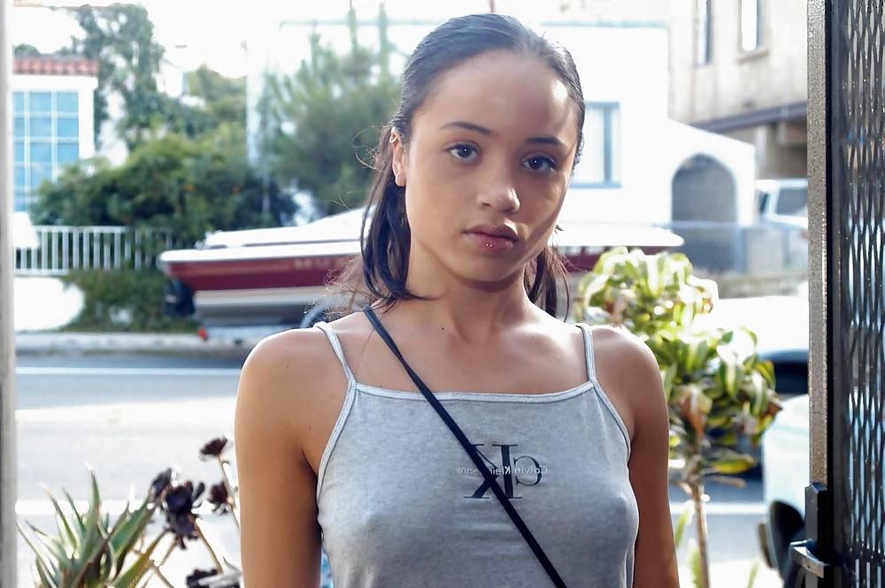 24P She forgot her bra 16.
