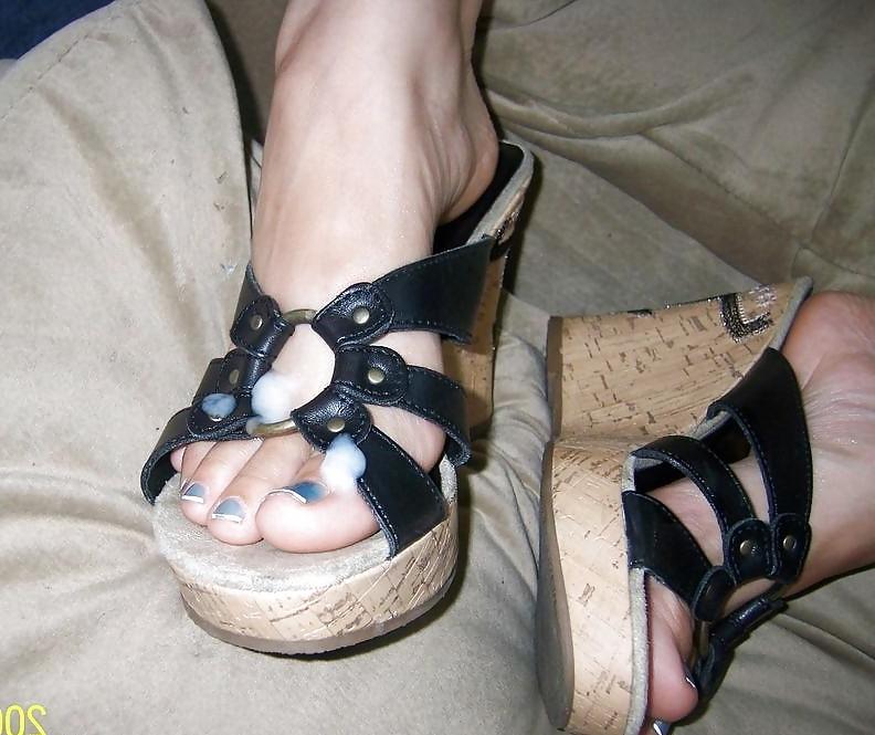 21P Cum on toes