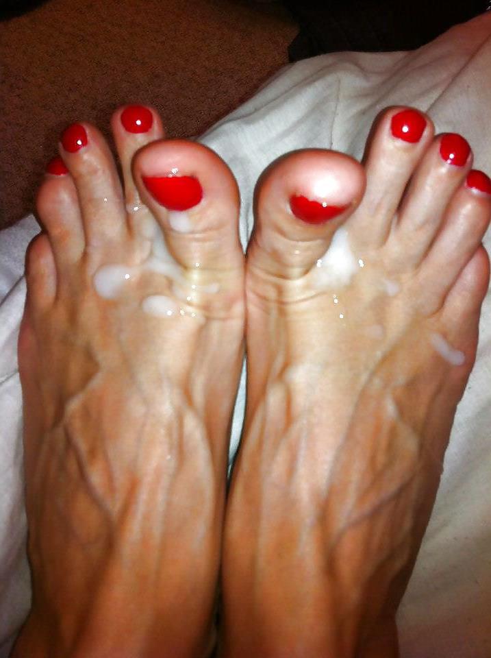 21P Cum on toes