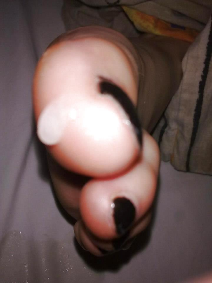 21P Cum on toes
