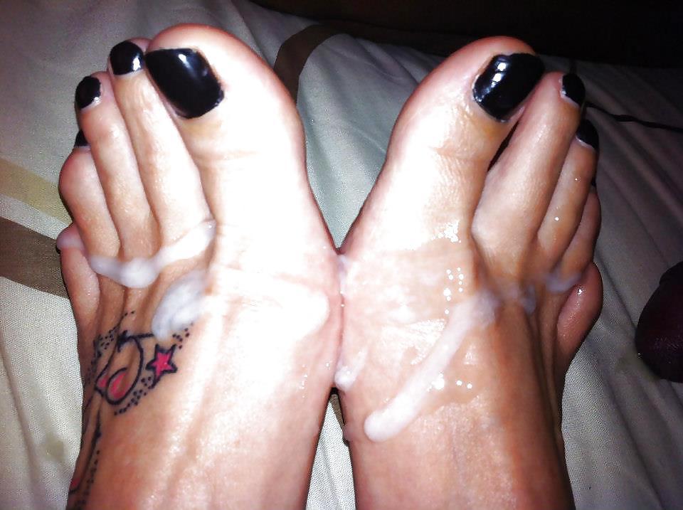 21P Cum on toes