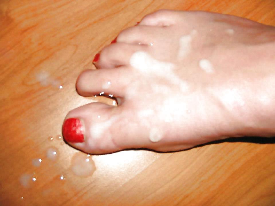 21P Cum on toes