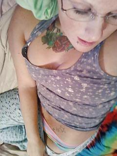 13P Loves guys and girls pretty pussy..